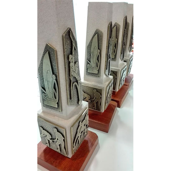 PDM gifts trofeo con aplique en fundicion de metal a medida