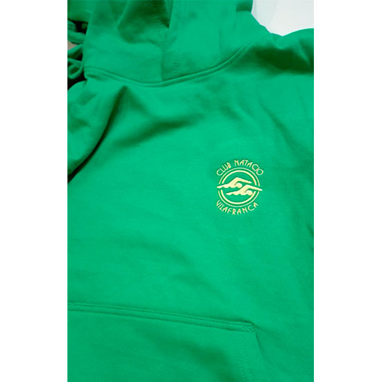bordado de escudo en sudadera