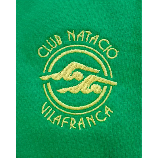 bordado de escudo en sudadera