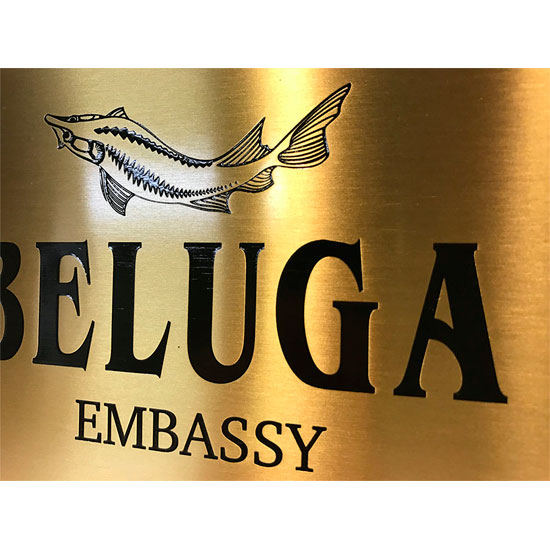 placa laton grabada i esmalte beluga embassy