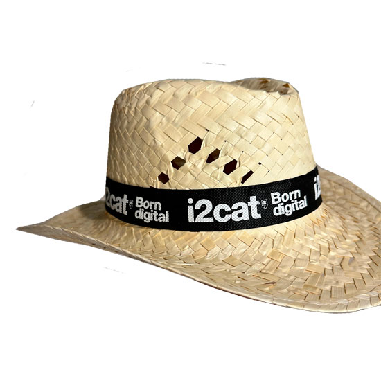 sombrero de paja con logotipo